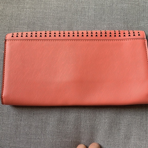 Guess Clutch for Spring/Summer - Picture 2 of 5
